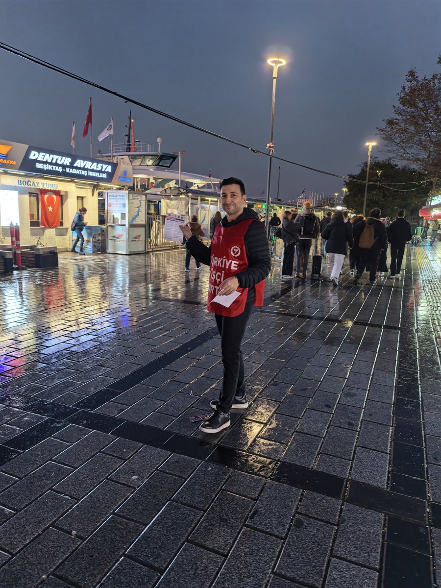 tipuskudar's tweet photo. Okullarda bir öğün ücretsiz yemek tüm çocukların hakkı! Bütçenin yalnızca %1.5 i ile okullarda tüm çocuklara ücretsiz yemek sağlanabilir.

Bugün Üsküdar İskele'de, çocuklara bir öğün ücretsiz yemek talebimizi anlatarak imza kampanyamızı yurttaşlarımıza ulaştırdık. https://t.co/OqfyqrGsom