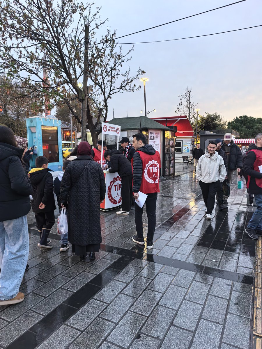 tipuskudar's tweet photo. Okullarda bir öğün ücretsiz yemek tüm çocukların hakkı! Bütçenin yalnızca %1.5 i ile okullarda tüm çocuklara ücretsiz yemek sağlanabilir.

Bugün Üsküdar İskele'de, çocuklara bir öğün ücretsiz yemek talebimizi anlatarak imza kampanyamızı yurttaşlarımıza ulaştırdık. https://t.co/OqfyqrGsom