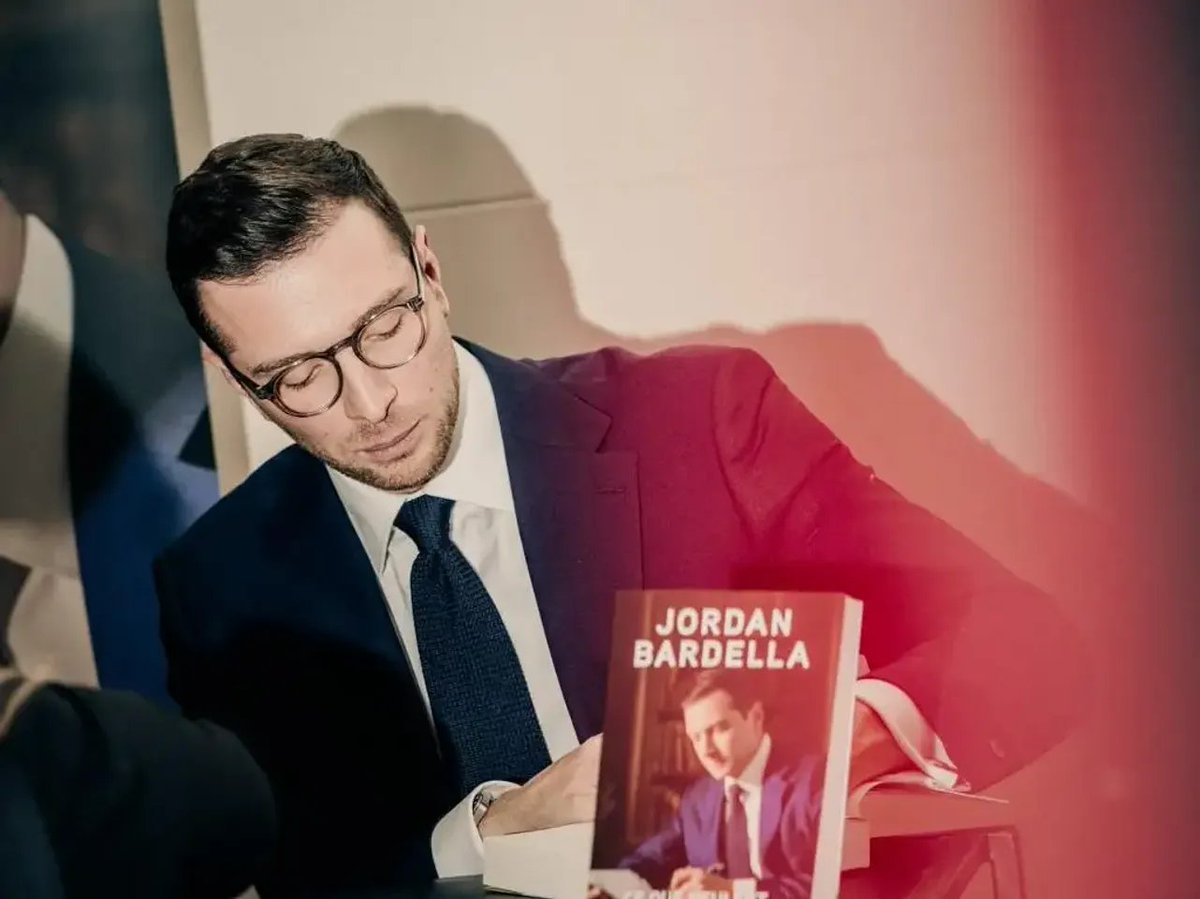 AlertesInfos's tweet image. 🚨🇫🇷 ALERTE INFO | Un homme s’est JETÉ sur Jordan Bardella à Moissac, en pleine séance de dédicaces, avant d’être interpellé et placé en garde à vue. (Le JDD)