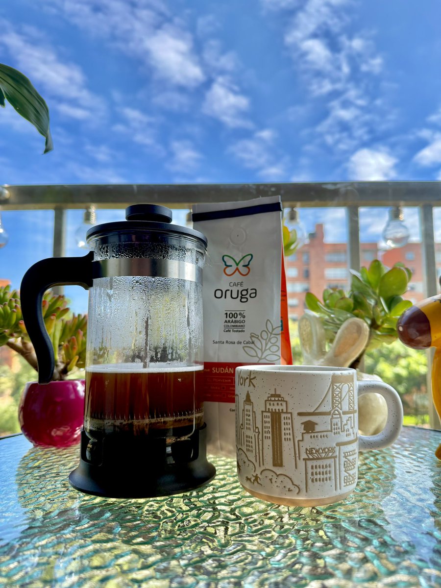 danibernalgomez's tweet image. Algo más colombiano que un buen café ☕️? 

@ChicaBuiles la estás rompiendo!!!