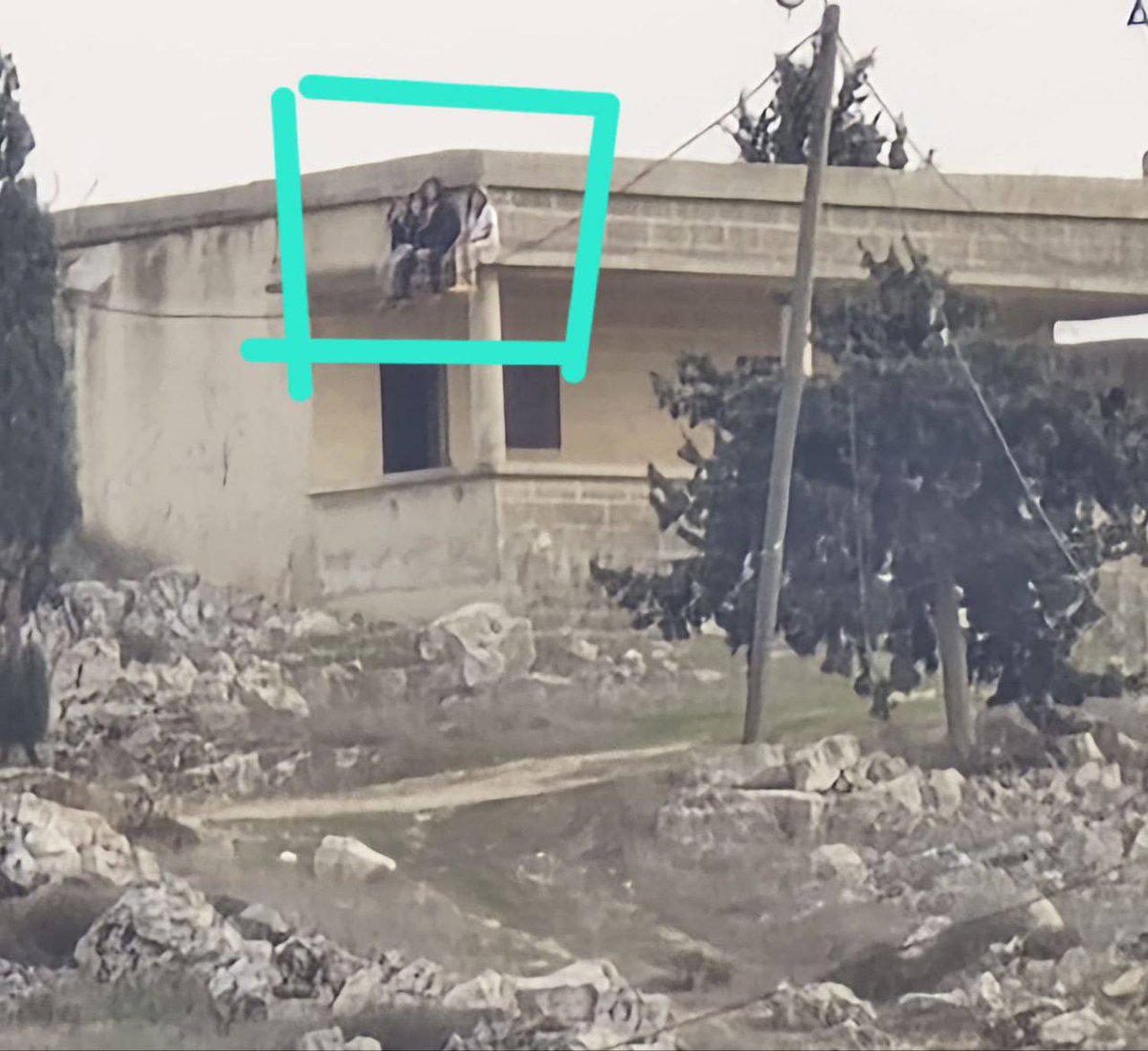 DmodosCutter's tweet image. Israeli settlers storm a building on the outskirts of the village of Burin, south of Nablus, positioning themselves near nearby Palestinian homes and farmland.