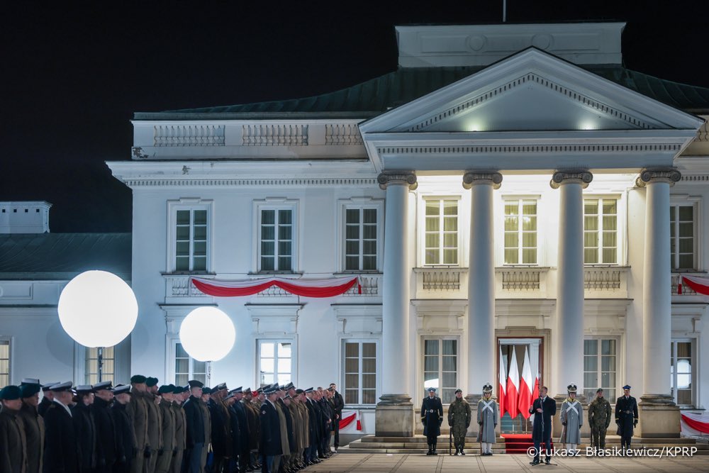 prezydentpl's tweet image. Prezydent RP @NawrockiKn w #Belweder: Jako Prezydent Polski zrobię wszystko, abyśmy żyli w Rzeczpospolitej bez wojny. Wysyłam i będę wysyłać sygnał, że jesteśmy narodem, który nigdy nie oddał swojej niepodległości i wolności. I nigdy ich nie odda!