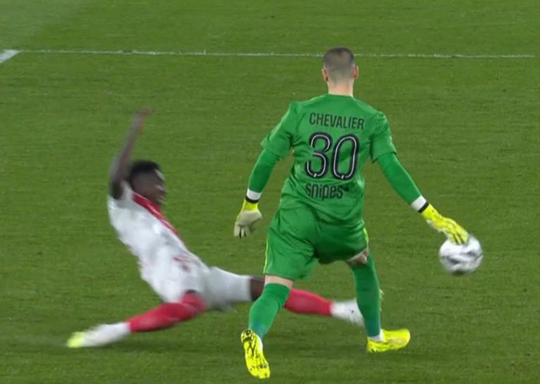 ActuFoot_'s tweet image. Il ne faut pas être gardien du PSG et se déplacer à Monaco ces derniers temps… 😱

Carton jaune à chaque fois pourtant. 🟨