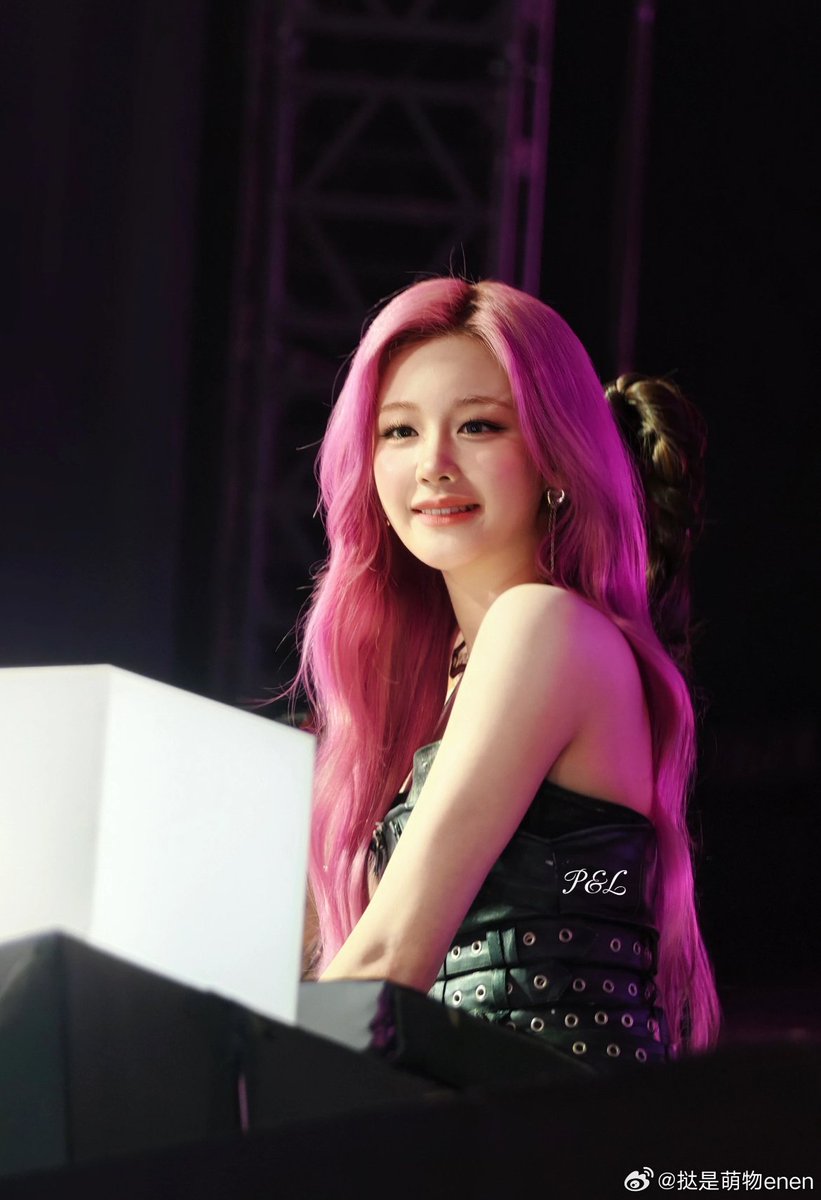 divinepharita's tweet image. pharita owning mama 2025 edition with her visuals, vocals, kindness and behavior - a hit tweet thread 

#PHARITA #파리타