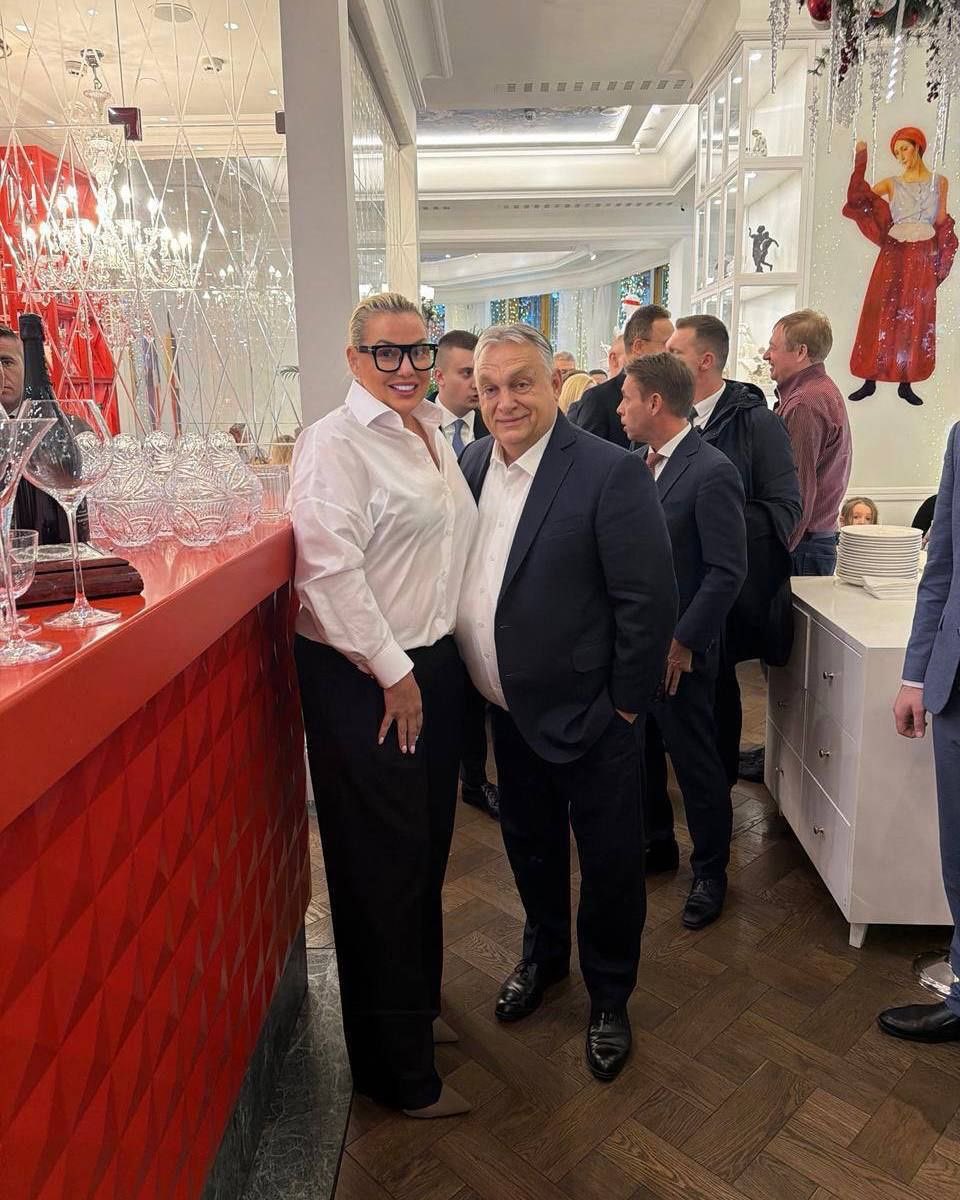 🇭🇺🇷🇺 Orban is in Moscow went for a dinner in a museum-restaurant Dr. Zhivago.

The restaurant is a mid level normal people place with prices same as or lower as Europeans

1/