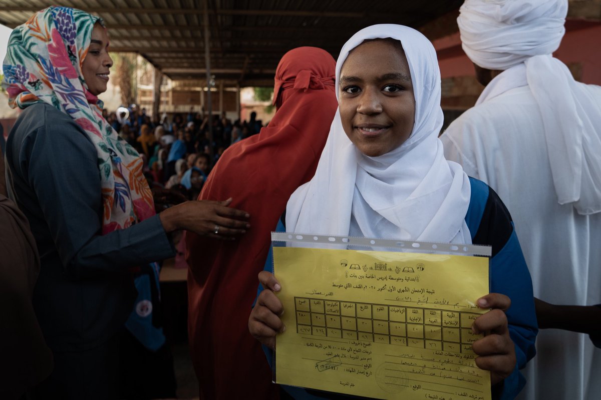 I festeggiamenti durante la cerimonia di consegna dei diplomi in una scuola di Omdurman, in Sudan