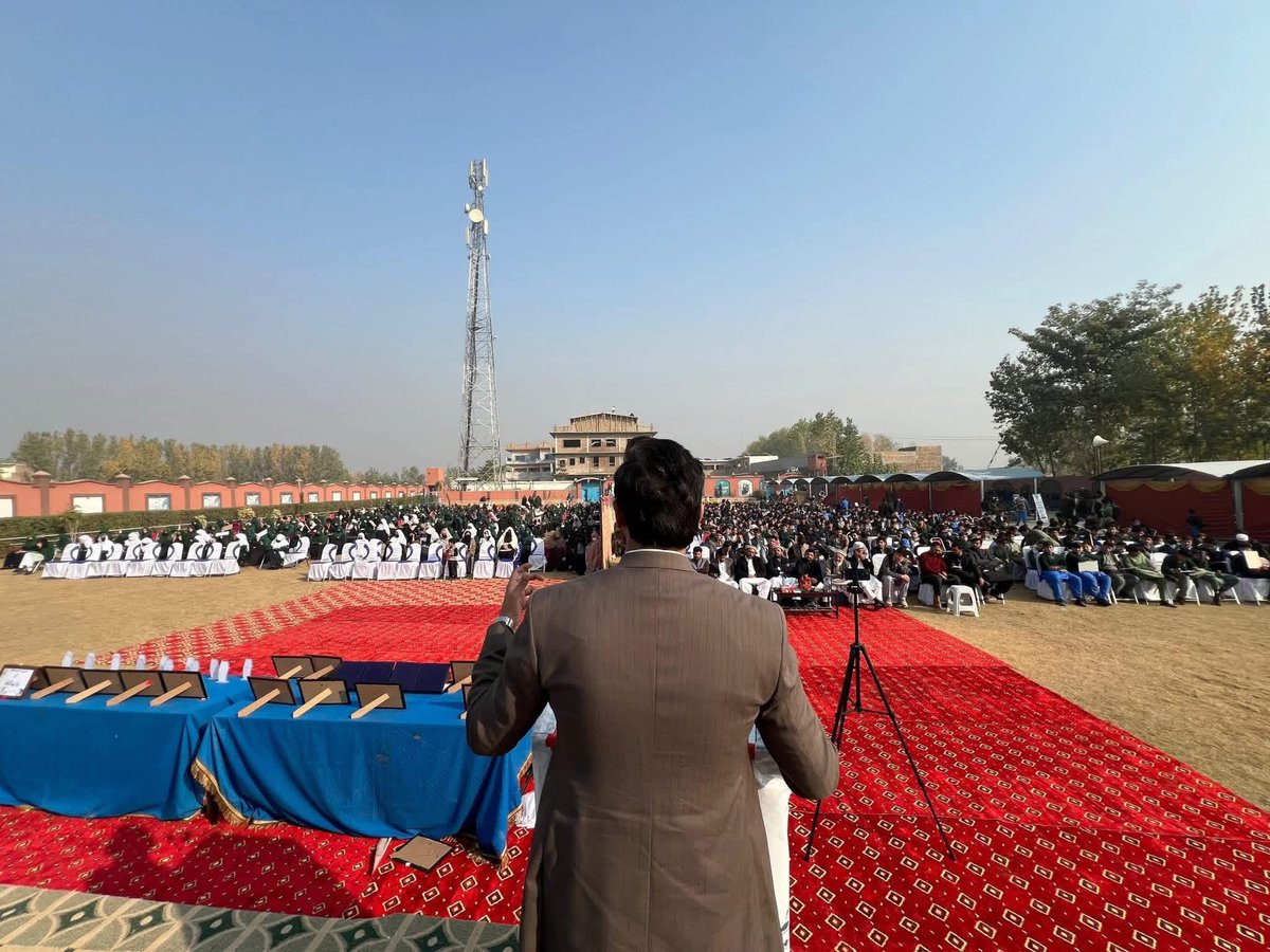 KPJamiat's tweet photo. اسلامی جمعیت طلبہ تحصیل کاٹلنگ (مردان ڈویژن) کے زیر اہتمام میگا سیرت النبی ص کوئز کمپیٹیشن کے شرکاء سے ناظم اسلامی جمعیت طلبہ صوبہ خیبر پختونخوا برادر اسفندیار عزت خطاب کررہے ہیں۔
سینکڑوں طلباء ٹیسٹ میں شریک ہیں۔۔
@AsfandyarIzzat
@IJTMardanDivn
#KPJamiat https://t.co/SL8fGYMGHC