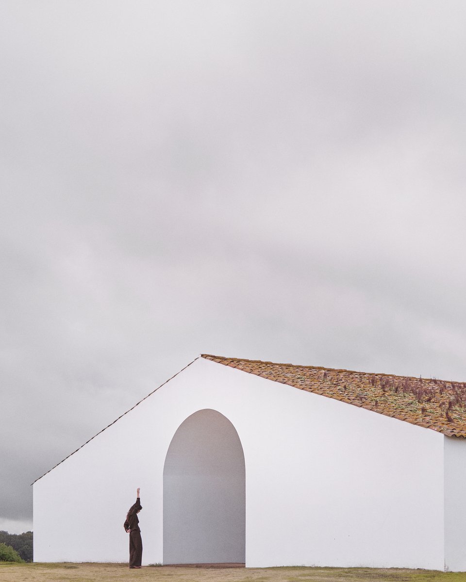 METALOCUS's tweet photo. El realizador y fotógrafo español Derek Pedrós presenta su último proyecto audivisual «Casa No Tempo: Las posibilidades de habitar» para Silent Living grabado en la Casa No Tempo por Aires Mateus en el Alentejo.
https://t.co/7FVJ5qVUm9
"Casa No Tempo: Las posibilidades de habitar." A video by Derek Pedrós
https://t.co/8bI66HSSBV