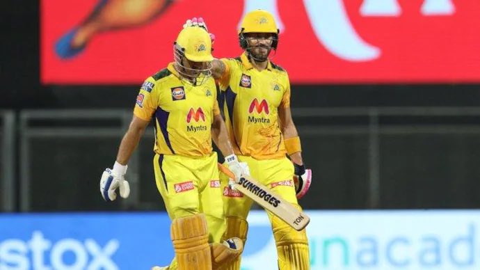 dineshkieknazar's tweet image. Source: Faf du Plessis&apos; interview on RCB podcast (March 2022, reported by Hindustan Times)

Faf du Plessis&apos; hilarious early days with CSK under MS Dhoni – a story that shows the legend&apos;s unexpected captaincy style! 😂🏏

Faf joined CSK in 2011, fresh from South Africa, expecting…