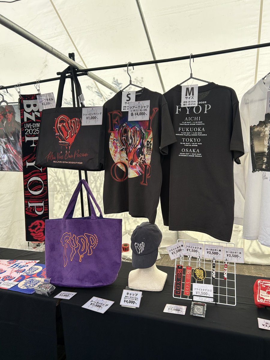 PayPayドームに、
B’zのLIVEに行ってきましたー🎸🎤✨✨

中学生の頃からの憧れ💓
死ぬまでに１度は生で聴きたいと思っていたアーティストの１人(組？)💡

ファンクラブに入っているお客さまのおかげで、
席は何と…前から２０列目👀‼️

めーちゃくちゃ良かったです〜😭💕💕💕

#FYOP