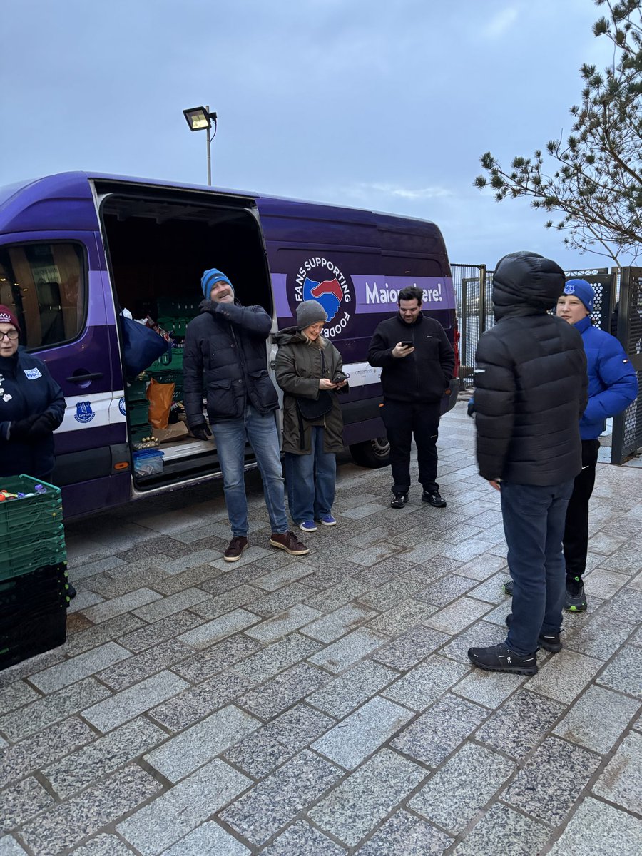 CwuWamc's tweet image. Another cold collection @HillDickinson stadium 
Our@SFoodbanks family are being kept warm by the wonderful generosity shown! Thank you ✊ @CWUnews @DaveWardGS @tkearnsy @jhstevenson3 @NevilleSouthall @AlanRedKelly @melharvey72