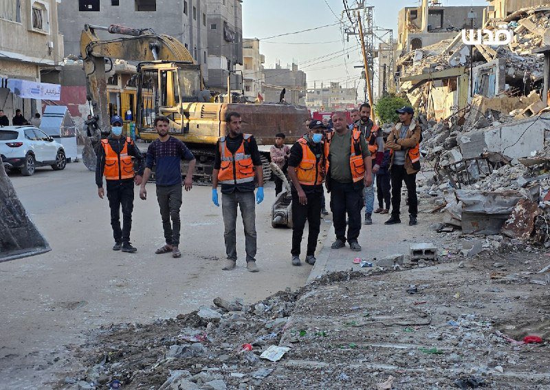 DmodosCutter's tweet image. Search teams in Al-Maghazi refugee camp continue working to recover the bodies of Palestinians missing beneath the rubble, relying on basic tools amid ongoing Israeli blockade and severe shortages in equipment and resources.