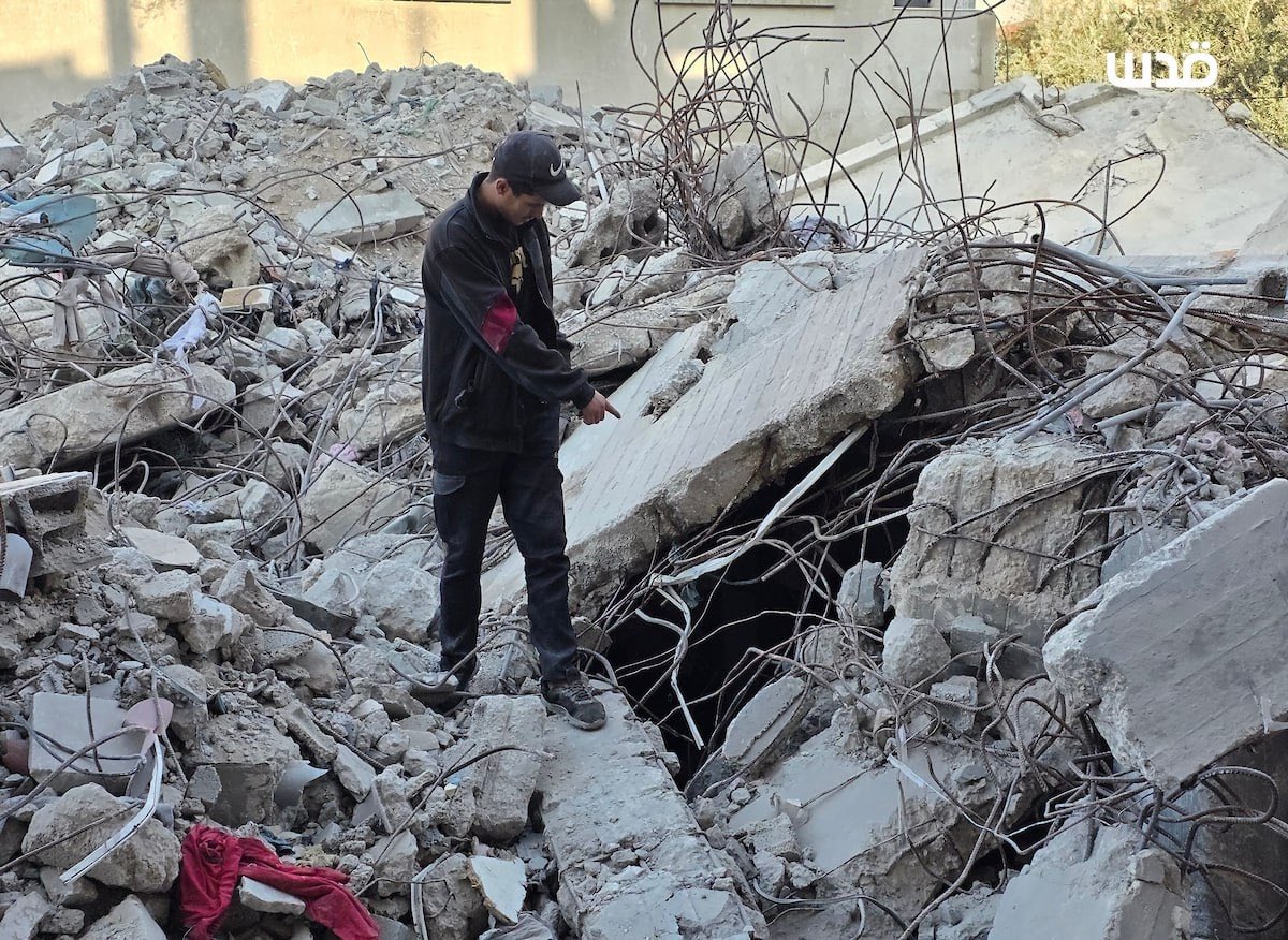 DmodosCutter's tweet image. Search teams in Al-Maghazi refugee camp continue working to recover the bodies of Palestinians missing beneath the rubble, relying on basic tools amid ongoing Israeli blockade and severe shortages in equipment and resources.