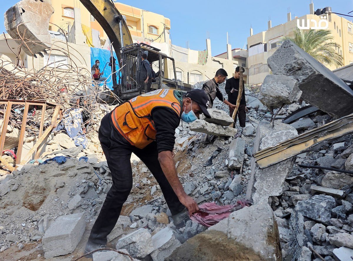 DmodosCutter's tweet image. Search teams in Al-Maghazi refugee camp continue working to recover the bodies of Palestinians missing beneath the rubble, relying on basic tools amid ongoing Israeli blockade and severe shortages in equipment and resources.