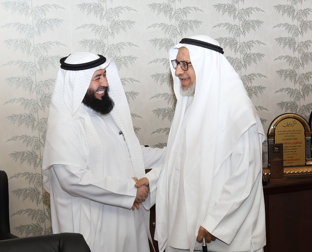 قامت إدارة أوقاف الشيخ محمد بن عبدالعزيز الراجحي رحمه الله، بزيارة لجمعية تحفيظ القران الكريم بجدة "خيركم"، حيث كان في استقبالهم رئيس مجلس إدارة الجمعية المهندس عبدالعزيز حنفي. واطلع الوفد خلال الزيارة على أبرز منجزات منصة الشيخ محمد الراجحي لتعليم القرآن الكريم وتجويده
وقد ثمّن