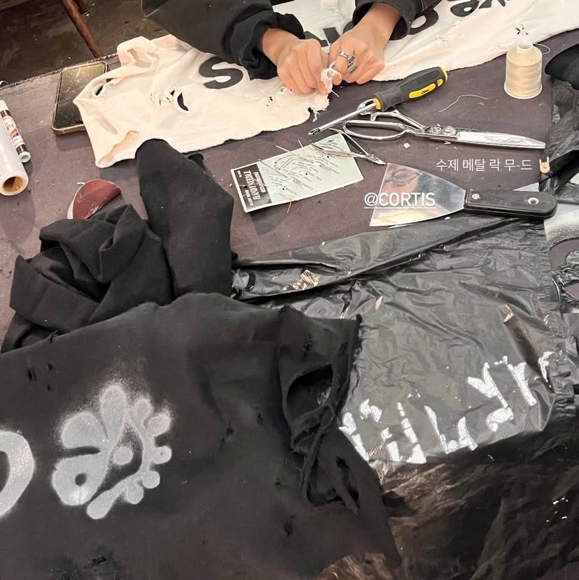 08rockstars's tweet image. cortis today’s wardrobe were hand crafted by their stylist team 🩶🖤