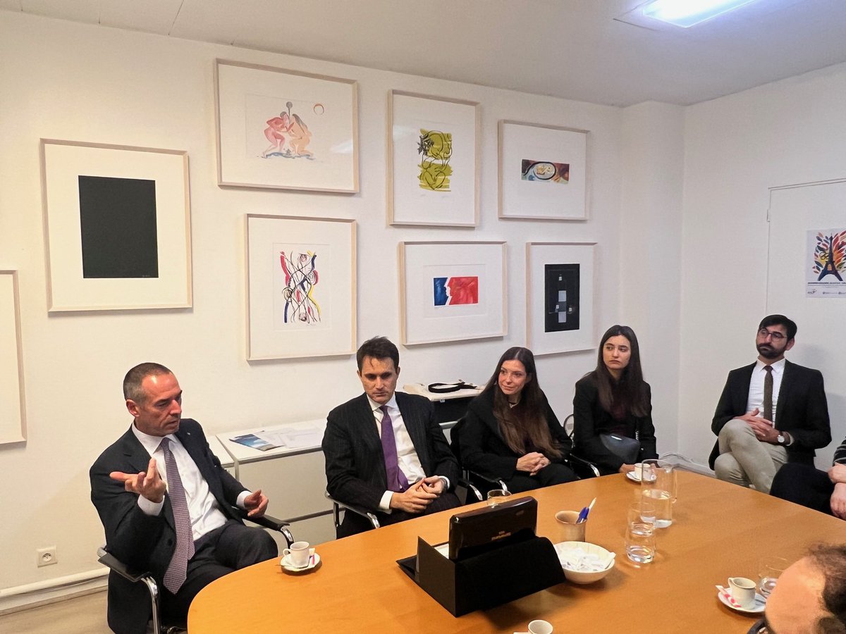 Visita dei Capitani Reggenti Matteo Rossi e Lorenzo Bugli e del Segretario di Stato per l’Istruzione e Cultura, Teodoro Lonfernini, alla sede dell’Ambasciata di San Marino in Francia e alla Delegazione Permanente di San Marino.🇸🇲🇫🇷

👇
reggenzadellarepubblica.sm/pub2/ReggenzaS…