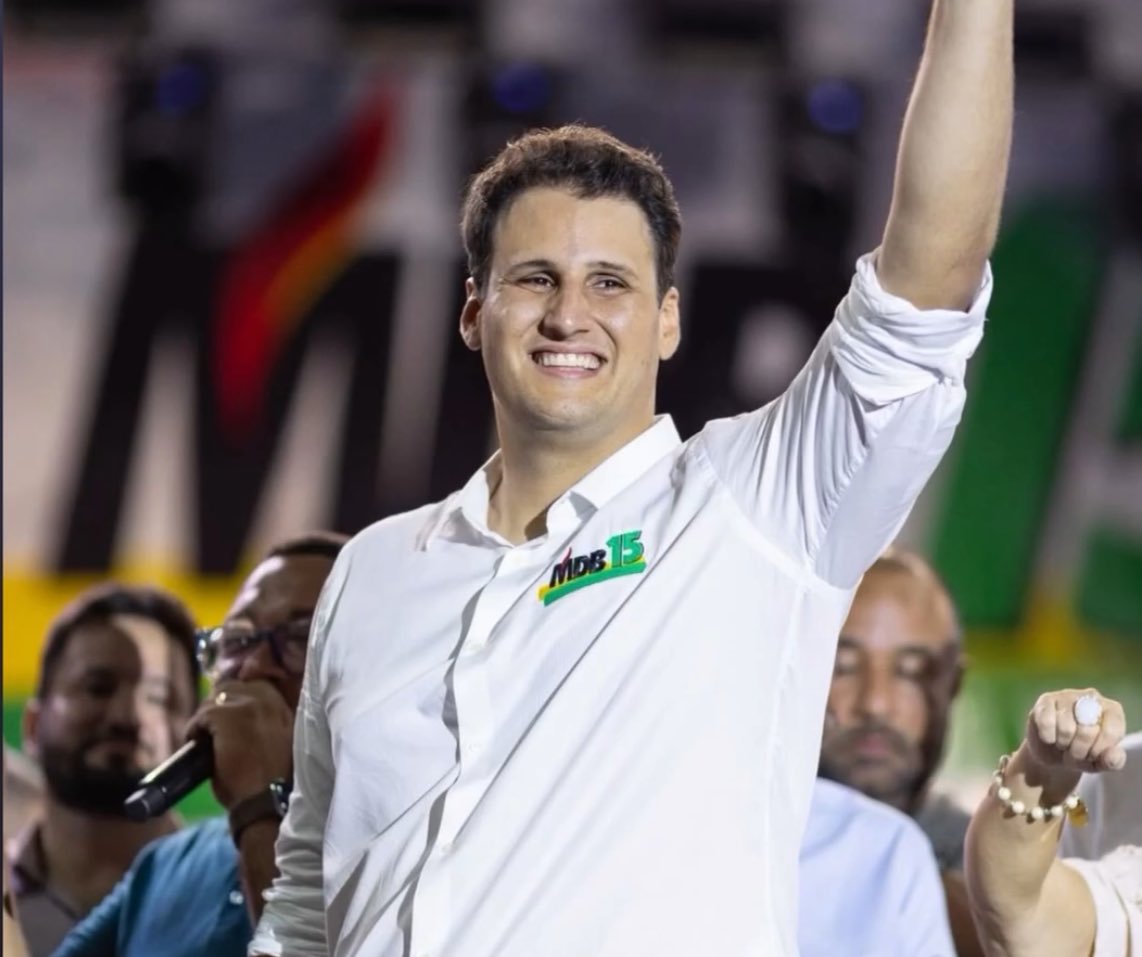 DinoDebochado's tweet image. Dez anos depois, o roteiro se repete: o governo do Maranhão, de mãos dadas com a família Sarney, tenta empurrar mais um playboy herdeiro de oligarquia para disputar o governo.

O lado bom? Em 2014 o povo disse NÃO para Edinho Lobão e em 2026 vai dizer NÃO para Orleans Brandão.