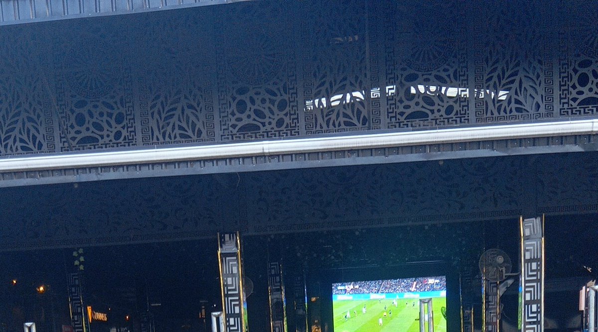 EaglCode's tweet image. Am the only person watching Man City football here 😭💔 make my drink finish fast