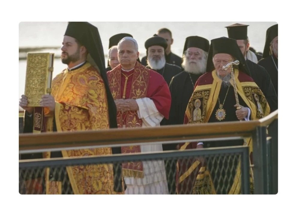 didemyvzylmz's tweet photo. "Osmanlı'yı geri getireceğiz" diyerek yola çıktılar; fakat getirdikleri Roma oldu...!!!

Atamız Fatih Sultan Mehmet'in, ardından Kurtarıcı Gazi Mustafa Kemal Atatürk'ün dahi müsaade etmediği; Orhan Gazi'nin fethederek Türk yurdu hâline getirdiği, o günden beri ise ayine ve Haç'a kapalı saydığımız İznik'te…

Tam da burada — tarih sahnesinin tam kalbinde — Haçlı Seferleri'nin yıl dönümü eşliğinde ve ilk İznik Konsili'nin 1700. yılı bahanesiyle, Papa 14. Leo ve Fener Rum Patriği Bartholomeos birlikte ayin icra ettiler.

Bu manzara, "değer" diye öne sürdükleri her şeyi ezip geçen bir çelişki değil de nedir?
Bu utanç, bu tutarsızlık, bu tarih bilmezlik size yetmez mi "İslamcılar"?

Ve işin daha acı yanı…
Bizim "sevgi pıtırcığı" olmaktan gurur duyan bazı Müslüman Türklerimiz çıkıp, "Ne olacak ya, düşmanlığa gerek yok ki, İslam hoşgörü dinidir" diyerek yaşananları sıradanlaştırmayı, hatta mazur göstermeyi başardılar.

O iki cümleyle hem tarihe hem hafızaya hem de kendi ilkelerine meydan okudular.

Şimdi düşünün…
Aynı ayin, Türkiye'yi Atatürkçü bir yönetim idare ederken yapılsaydı ne olurdu?
Kimler meydanları doldurur, kimler kıyameti koparır, kimler "ihanet" çığlıkları atardı?

Ve asıl sorulması gereken soruya gelelim:
Bu alabildiğine geniş "hoşgörü" perdesi, neden Türkiye'de farklı inançlara sahip Türk vatandaşlarına hiç açılmıyor?

Neden bu memlekette hoşgörü hep dışarıdan gelenlere, ama hiç içeride yaşayanlara gösterilmiyor?

Tarih, irade ve kimlik söz konusu olduğunda tutarlılık bir erdemdir. Ama bu erdemin bu kadar kolay satılması, böylesine ucuzca harcanması, artık sadece bir çelişki değil; milletin hafızasına karşı işlenmiş bir saygısızlıktır...

Ve bilin ki;
Bu kadar kolay eğilen, bu kadar çabuk unutan, kendi değerlerine sahip çıkmayı beceremeyen bir toplumun elinden önce geçmişi alınır, sonra geleceği...
Bugün hoşgörü diye yutturulan şey, yarın kendi toprağında yabancı kalmanın bedeli olarak karşımıza çıkar.
İşte asıl tehlike, tam da budur...!