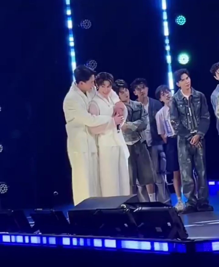 MaMiiYA_MN's tweet image. "คนเยอะแยะไม่มีใครมองเราหรอก"
//แต่สาววายจ้องเลยล่ะ 🤭🥰

MAXNAT WITH SHINEBOYS
#SHINEBOYSxMAXNAT
#MaxNat #mmaxmax #natasitt