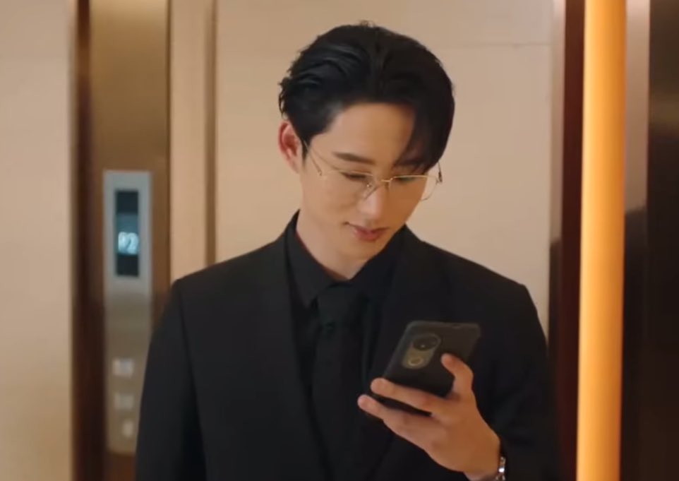 🦈: did you have fun playing in the rain?
🐻: how was the person who sent you the message?

these two please 😭 pond vs est 😭🤝🏻

#MeAndTheeSeriesEP3 
#est_rvp #ppnaravit