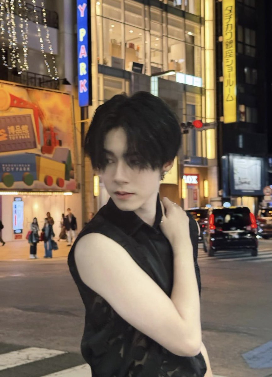 linjujuu's tweet image. currently thinking about netjj’s private but not secret date in japan… the expensive couple vibes are tooo strong here 😌

they were 100% the reason behind each other’s smiles in the pictures too…

#NETJJ #netsiraphop #jj_rcp