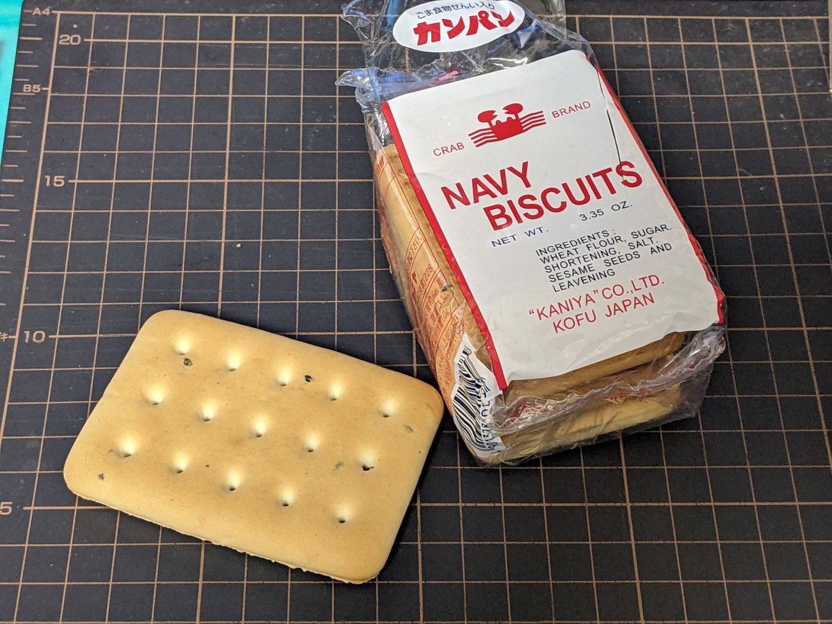 aruma_kanjiro's tweet image. 写真を誌面掲載用に調整しながら、この料理のために買ったカニヤのネイビービスケットをボリボリしている。現代でも非常用として海自にも納入されているこちら、実は日本海軍で供給されてた海軍乾パンとほぼ同じものなんですよ。