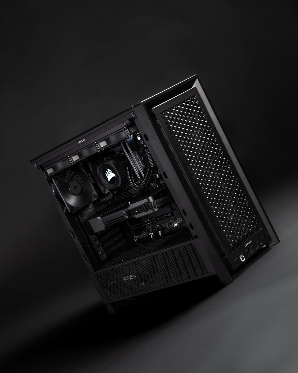CORSAIR's tweet image. 🚫 RGB 🤫

This is an ode to enthusiast who prefer a minimalistic aesthetic, featuring our non-RGB RS120 and RS120 MAX fans in our FRAME 4000D.

See the full build details: cor.sr/Explorer-Black…