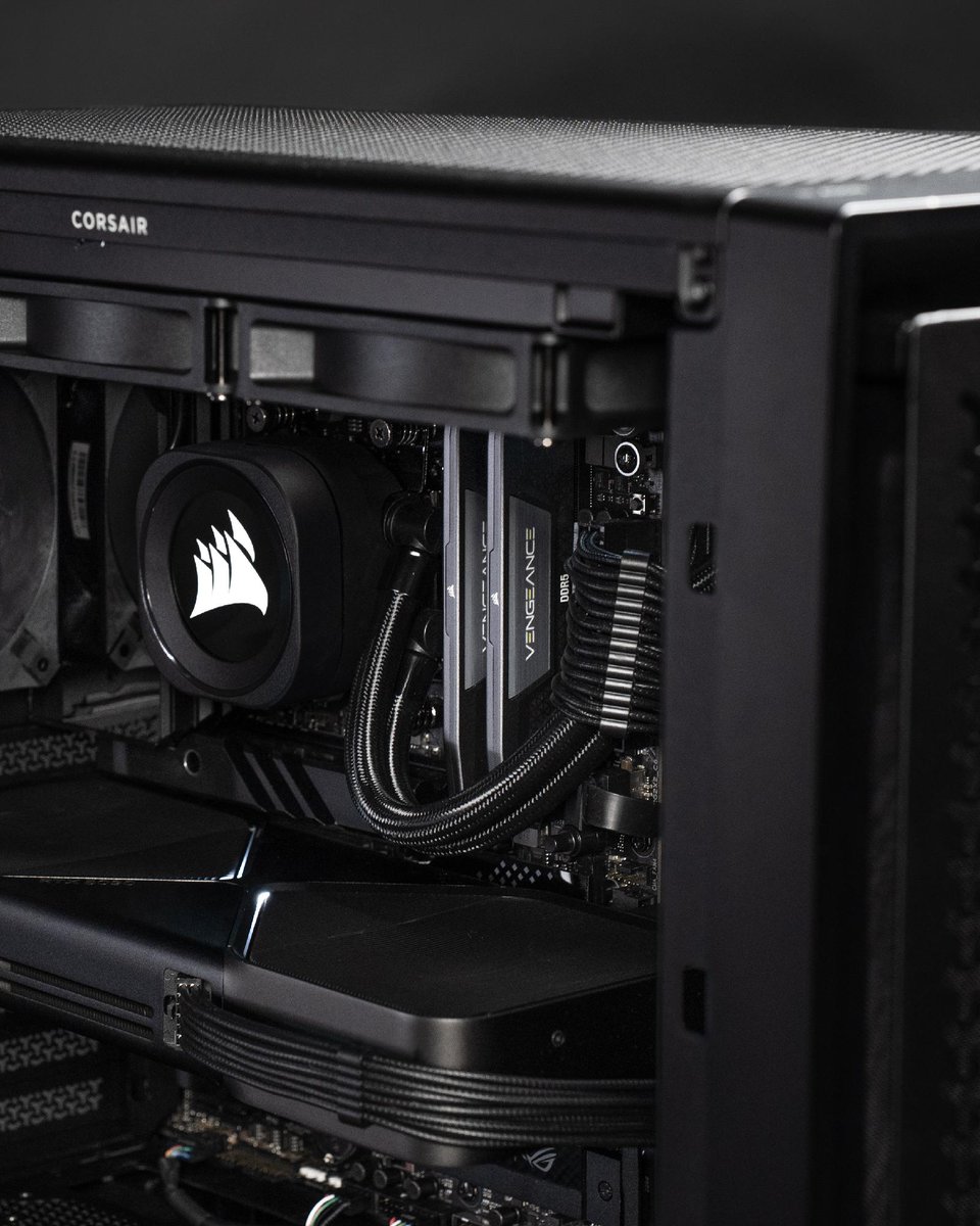 CORSAIR's tweet image. 🚫 RGB 🤫

This is an ode to enthusiast who prefer a minimalistic aesthetic, featuring our non-RGB RS120 and RS120 MAX fans in our FRAME 4000D.

See the full build details: cor.sr/Explorer-Black…