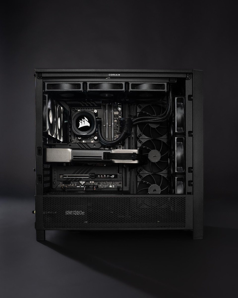 CORSAIR's tweet image. 🚫 RGB 🤫

This is an ode to enthusiast who prefer a minimalistic aesthetic, featuring our non-RGB RS120 and RS120 MAX fans in our FRAME 4000D.

See the full build details: cor.sr/Explorer-Black…