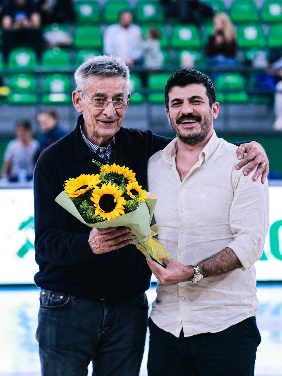 Darüşşafaka Spor Kulübü Başkanı Abdurrahman Saruhan, maçın ilk yarısında bugün mücadelemizi yerinde takip eden A Milli Takımımızın eski başantrenörü Bogdan Tanjević’e çiçek takdim etti.
Türk basketbolunun efsanelerine saygıyla… 💚🖤

#DaçkaZamanı #BogdanTanjević