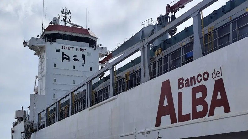 Un nuevo cargamento de más de siete mil toneladas de asistencia humanitaria y materiales de construcción zarpó hoy desde La Guaira a bordo del barco de <a href="/ALBATCP/">ALBA</a> con destino a Cuba, para apoyar la recuperación tras el huracán Melissa.
                    🇻🇪🤝🇨🇺