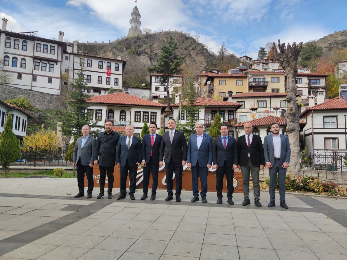 Çeşitli incelemelerde ve ziyaretlerde bulunmak üzere ilçemize gelen Gençlik ve Spor Bakan Yardımcısı Sn. Dr. Enes EMİNOĞLU,

- Göynük Kaymakamlığı 
- ⁠Göynük Gençlik Merkezi 
- ⁠Akşemsettin Hz. Türbesini 

ziyaret etmiş, yapılan çalışmalar hakkında bilgiler almıştır.