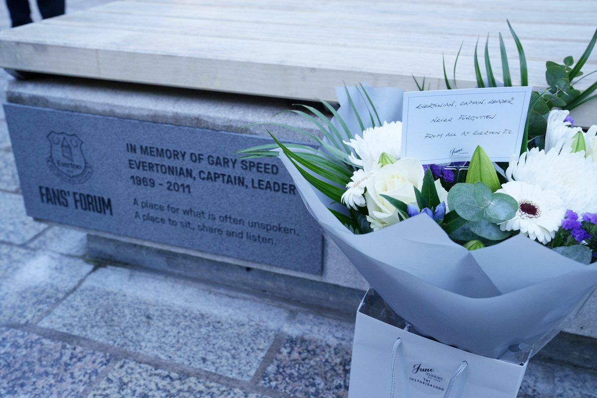 Graham Stuart accompanied Gary Speed's mother, Carol, as she visited the memorial talking bench named in his honour ahead of today's match. 

Evertonian, captain, leader. Never forgotten. 💙