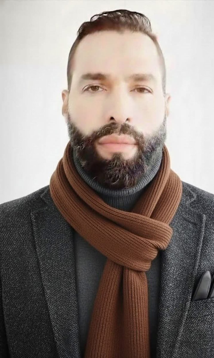 اللي في الصوره هو الفنان المسيحي السابق جورج،  اعتنق الإسلام وأصبح الشيخ خضر الأحمد، يتعرّض حالياً لهجمة شرسة بسبب مقطع مجتزأ نشره أحد المذيعين.
المقطع قُطِّع من سياقه رغم أن الحلقة الكاملة ستُنشر خلال الأيام القادمة.

الشيخ خضر الأحمد كسَر كل الأرقام القياسية بطرحه القوي فيما