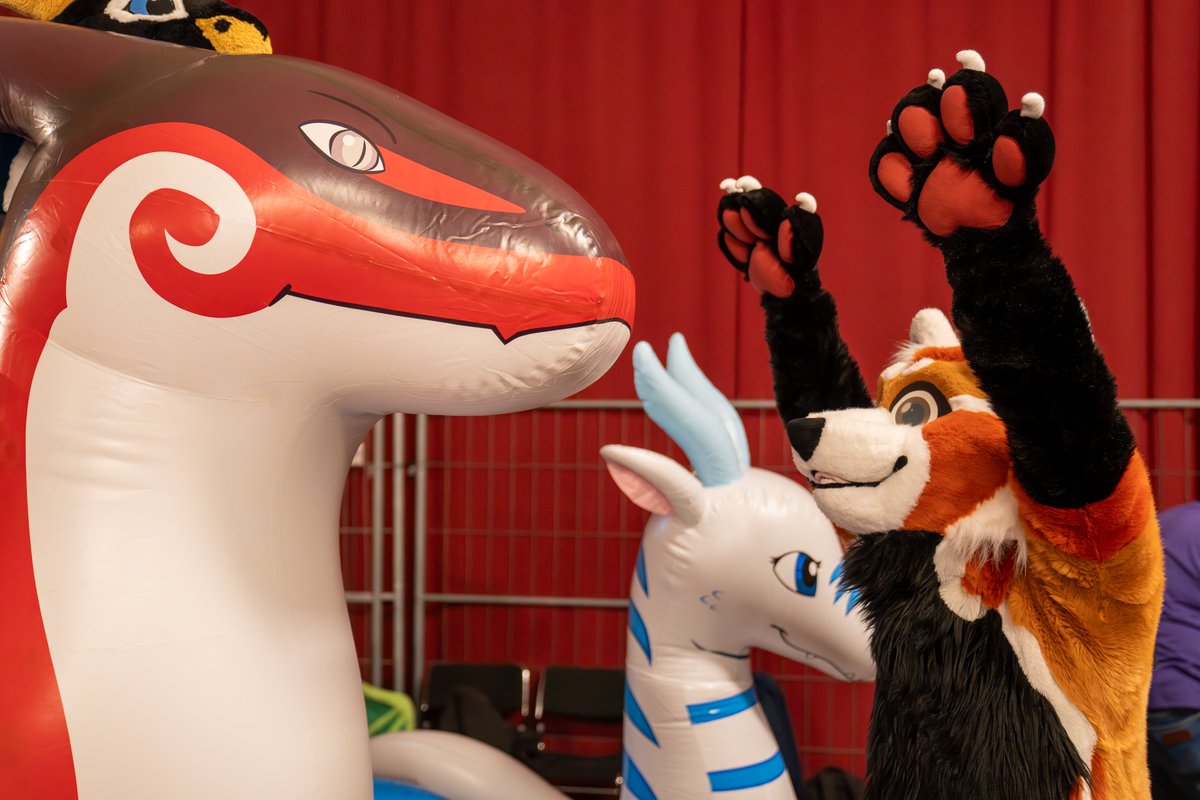 Let's see how scareable the dragons are &gt;:3