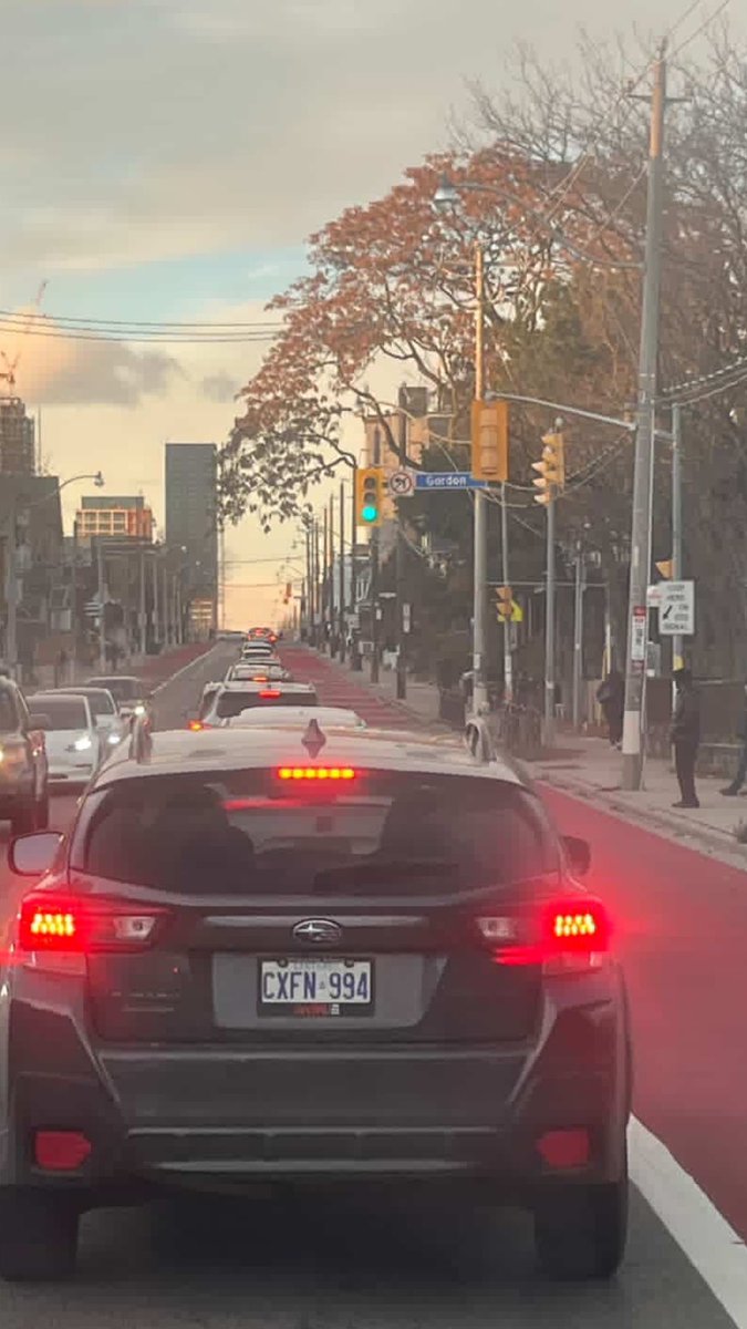 integrity_to's tweet image. RapidTO is already causing havoc on Dufferin as cars remain backed up while the red bus-only lane remains barren. With so many cars sitting idle, carbon emissions will surely increase to the horror of environmentalist councillor @DianneSaxe who championed the RapidTO plan. A…