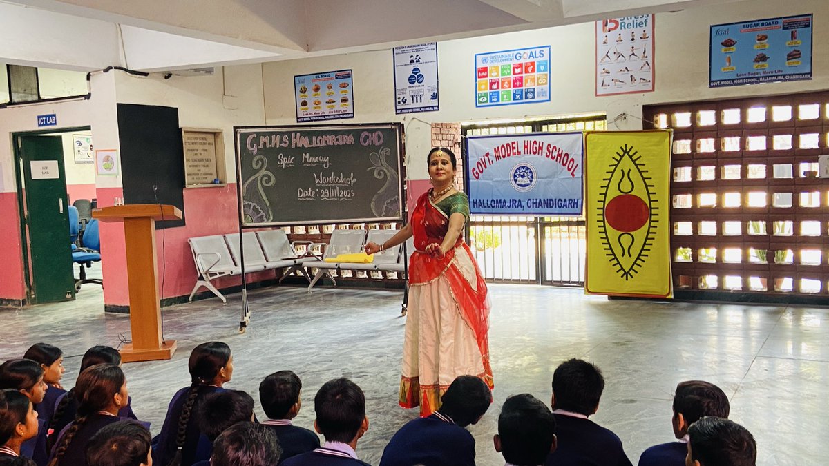 GHSHallomajara's tweet image. Mesmerizing Kathak at GMHS Hallomajra on 29th Nov2025! Mansi Saxena&apos;s brilliant performance &amp;amp; interactive session enchanted all! HM Mrs. Anuradha Gupta welcomed her. Cultural enrichment at its best! #GMHSHallomajra #SpicMacay #Kathak @SchoolEduChd