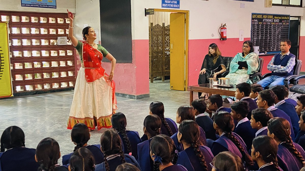 GHSHallomajara's tweet image. Mesmerizing Kathak at GMHS Hallomajra on 29th Nov2025! Mansi Saxena&apos;s brilliant performance &amp;amp; interactive session enchanted all! HM Mrs. Anuradha Gupta welcomed her. Cultural enrichment at its best! #GMHSHallomajra #SpicMacay #Kathak @SchoolEduChd