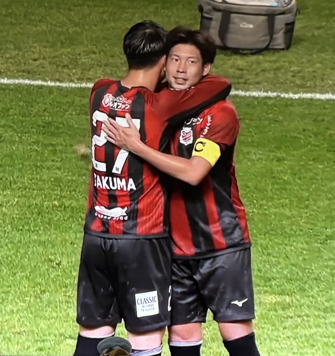 Chika542912's tweet image. 試合時間はやむなく出かけて
見れなかったので
先程DAZN見逃し見ました
深井選手
いい顔してプレーしてましたね、

愛媛さんも並んでくださって
最後のプレーを終え
ピッチをおりる深井くんの交代を見送りました
お疲れさまありがとう
#北海道コンサドーレ札幌
#深井一希選手