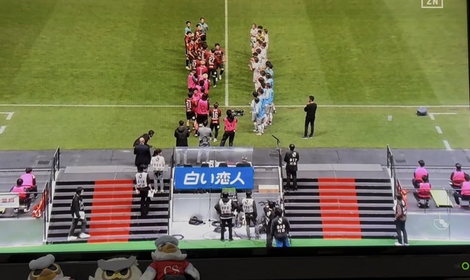 Chika542912's tweet image. 試合時間はやむなく出かけて
見れなかったので
先程DAZN見逃し見ました
深井選手
いい顔してプレーしてましたね、

愛媛さんも並んでくださって
最後のプレーを終え
ピッチをおりる深井くんの交代を見送りました
お疲れさまありがとう
#北海道コンサドーレ札幌
#深井一希選手