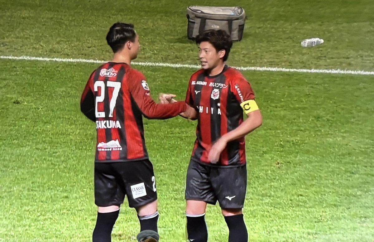 Chika542912's tweet image. 試合時間はやむなく出かけて
見れなかったので
先程DAZN見逃し見ました
深井選手
いい顔してプレーしてましたね、

愛媛さんも並んでくださって
最後のプレーを終え
ピッチをおりる深井くんの交代を見送りました
お疲れさまありがとう
#北海道コンサドーレ札幌
#深井一希選手