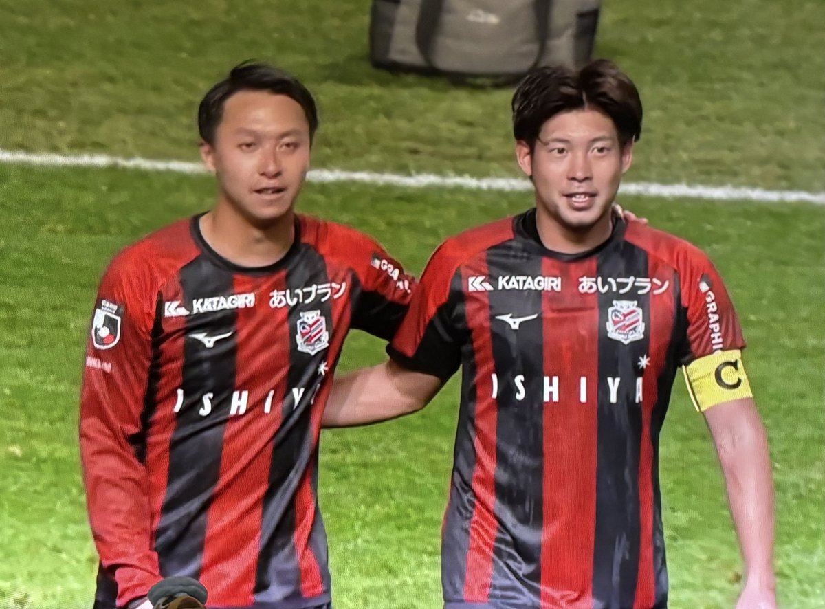 Chika542912's tweet image. 試合時間はやむなく出かけて
見れなかったので
先程DAZN見逃し見ました
深井選手
いい顔してプレーしてましたね、

愛媛さんも並んでくださって
最後のプレーを終え
ピッチをおりる深井くんの交代を見送りました
お疲れさまありがとう
#北海道コンサドーレ札幌
#深井一希選手