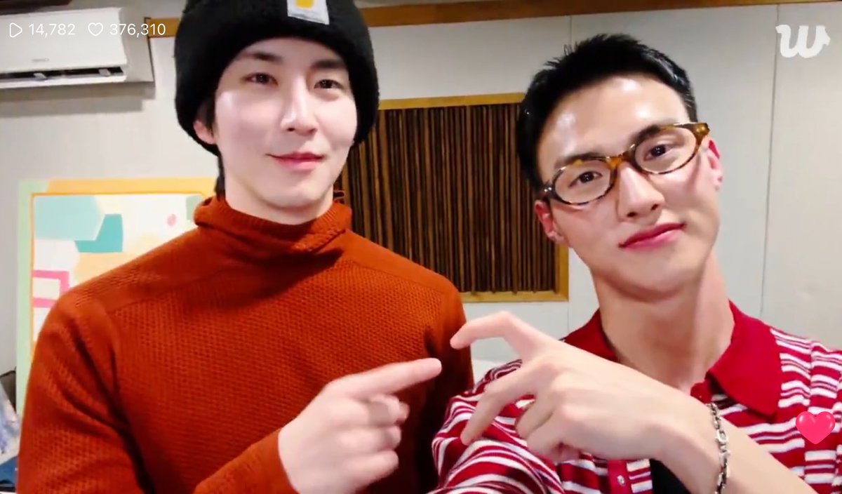 2wonservice's tweet photo. It didn’t feel like this day would ever come. Both #Shinwon and #Yeoone are back in #Universe’s and #Pentagon’s arms now and all is right with the world. 🥹 Thank you again Unis, for being with us for 2won’s countdowns! 💙💙 

#신원 #여원 
#펜타곤 #유니버스 https://t.co/uLABJHewjU