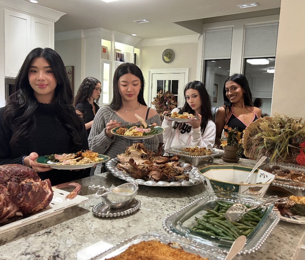 avanziniloops's tweet photo. Dani mom shares some photos of Katseye celebrating Thanksgiving with the Avanzinis. https://t.co/VDKK7cfMAp
