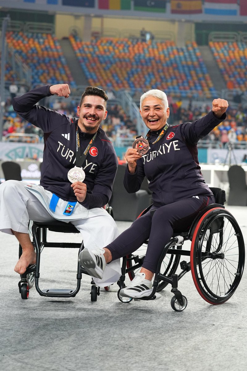 Mısır’da düzenlenen Dünya Karate Şampiyonası'nda ülkemizi para karatede temsil eden milli sporcularımızdan Berkay Uslu gümüş madalya kazanırken Nesrin Cavadzade bronz madalyanın sahibi oldu.🥈🥉

Tebrikler 🇹🇷👏🏻