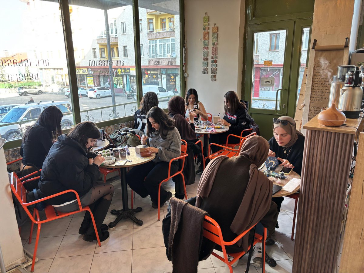 ataunibjk's tweet photo. ATAUNIBJK ailesi olarak bugün harika bir workshop deneyimi yaşadık. Hem öğrendik hem eğlendik… Birlikte olduğumuz her an daha da güçleniyoruz. 🖤🤍 https://t.co/EjNabyVhpR