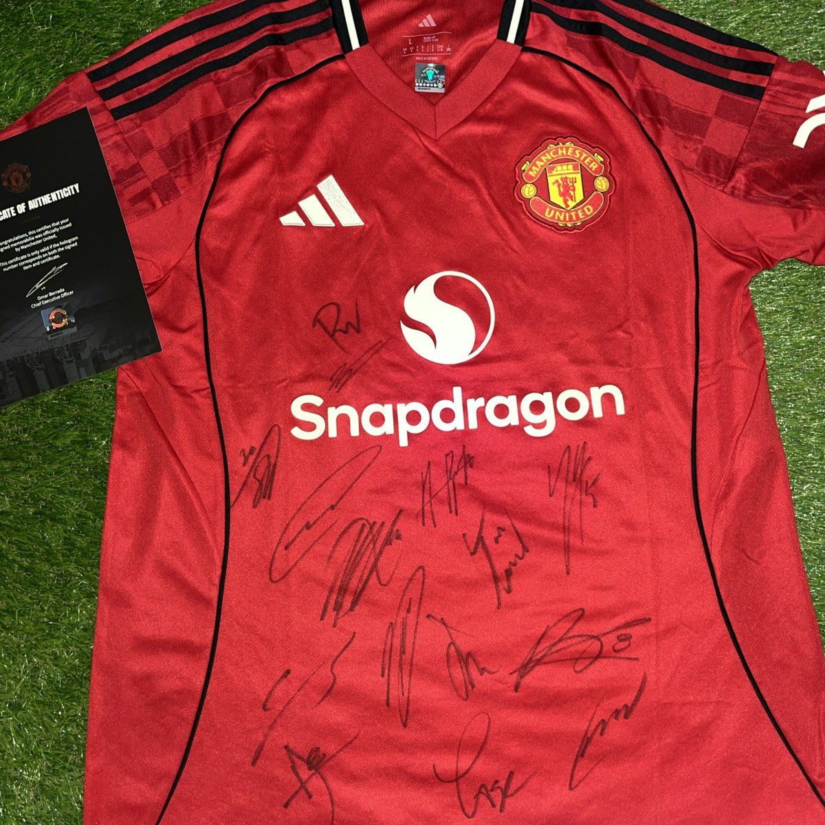 MANUmemorabilia's tweet image. Manchester United Signed 25/26 Football Shirt COA squad signed by 15

£152.08 currently

10 bids

Ends Sun 30th Nov @ 12:53pm

ebay.co.uk/itm/3066265976…

#ad #mufc
