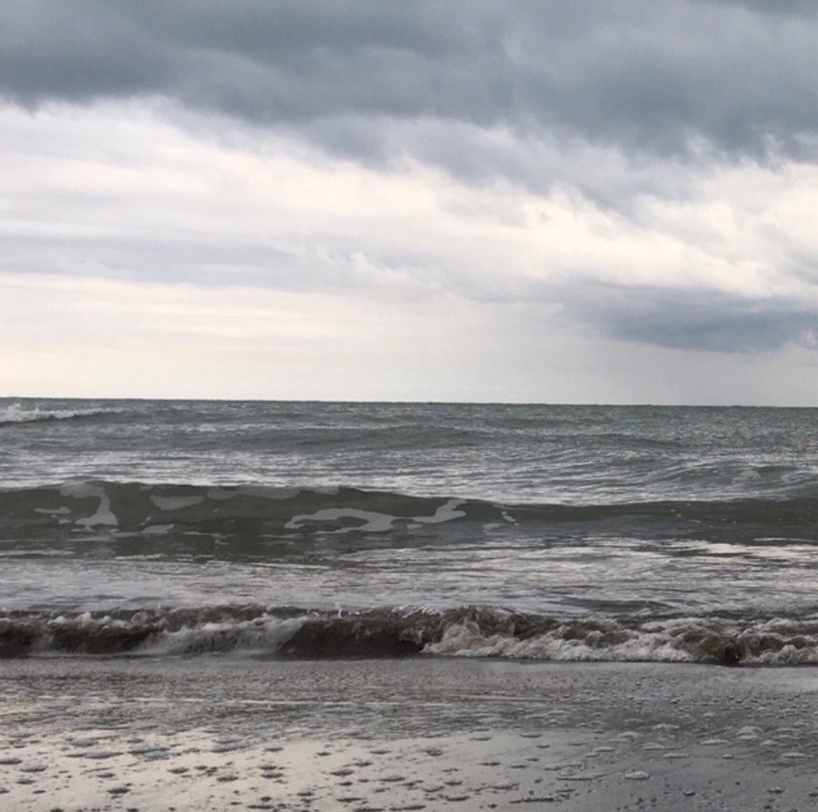 “Kırklarında  anlıyorsun ki, kendi içinde, bazen kendine dahi yer kalmamış…” Bu yüzden kapris  çekemeyiz 😅bu gün okuduğum en samimi twit #cumartesi #yağmur